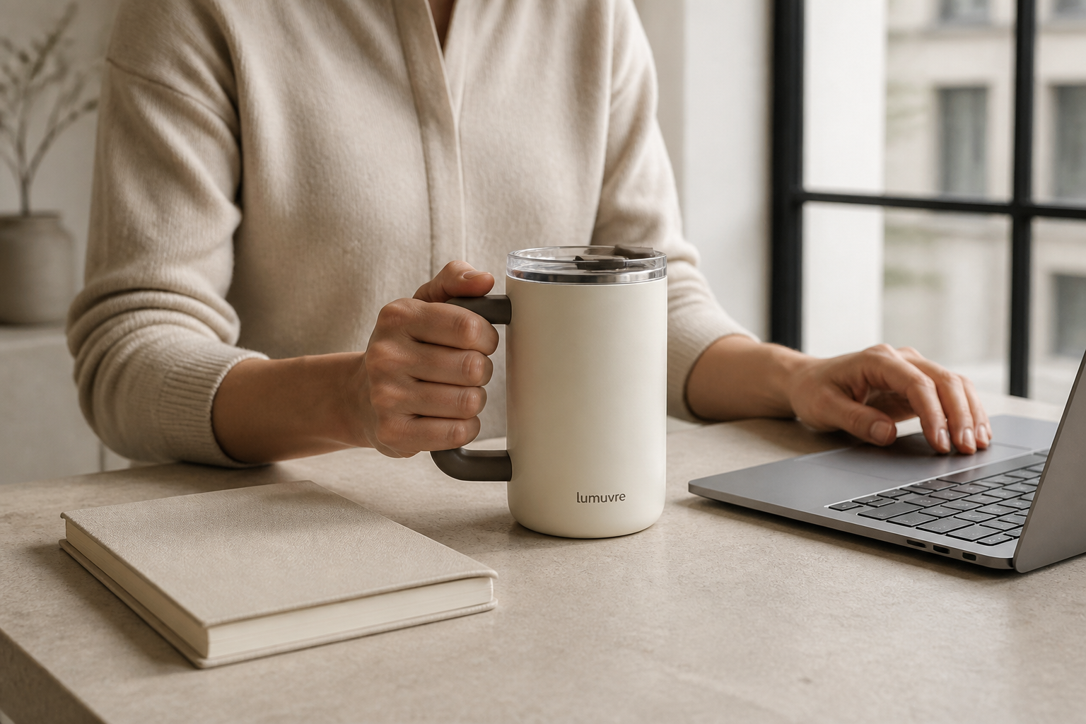 A quiet work break with a LUMUVRE insulated mug